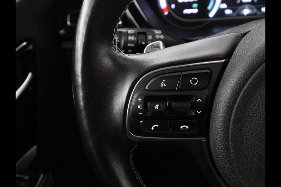 Kia e-Niro DynamicPlusLine 64 kWh | SOH 95,3% | Panoramadak | Half leder | Stuur/stoel verwarming | Adaptive cruise | Lane assist | Climate control | Carplay | Camera | Park assist | Full LED
