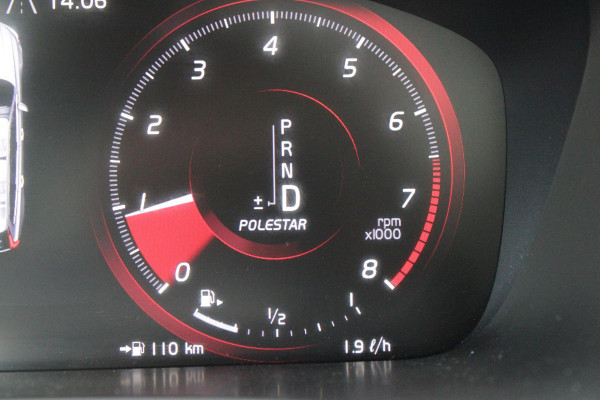 Volvo V90 2.0 T4 210PK R-DESIGN POLESTAR ENGINEERD | LUXURY LINE - PANORAMISCH SCHUIF/KANTEL DAK/HEAD-UP DISPLAY/PARK ASSIST CAMERA ACHTER/MET LEER BEKLEED DASHBOARD | PREMIUM AUDIO BY HARMAN KARDON PREMIUM AUDIO | R-DESIGN GEPERFOREERD NAPPA LEDEREN BEKLEDING MET CONTOURSTOELEN (SPORTSTOELEN) MET VERSTELBARE ZITVERLENGING | POWERSEATS -ELEKTRISCH VERSTELBARE VOORSTOELEN MET GEHEUGEN FUNCTIE OP BEIDE STOELEN | SCANDINAVIAN LINE - PARKEERVERWARMING MET TIMER (STANDKACHEL) / STOEL & STUUR VERWARMING / ACHTERBANK VERWARMING | ADAPTIVE CRUISECONTROL MET PILOT ASSIST | FULL LED KOPLA
