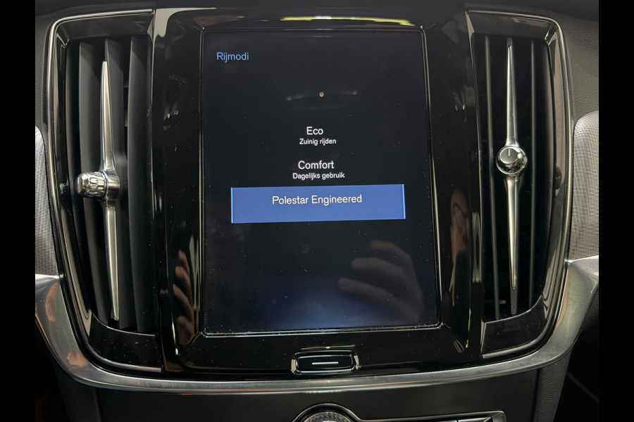 Volvo V90 2.0 T4 210PK R-DESIGN POLESTAR ENGINEERD | LUXURY LINE - PANORAMISCH SCHUIF/KANTEL DAK/HEAD-UP DISPLAY/PARK ASSIST CAMERA ACHTER/MET LEER BEKLEED DASHBOARD | PREMIUM AUDIO BY HARMAN KARDON PREMIUM AUDIO | R-DESIGN GEPERFOREERD NAPPA LEDEREN BEKLEDING MET CONTOURSTOELEN (SPORTSTOELEN) MET VERSTELBARE ZITVERLENGING | POWERSEATS -ELEKTRISCH VERSTELBARE VOORSTOELEN MET GEHEUGEN FUNCTIE OP BEIDE STOELEN | SCANDINAVIAN LINE - PARKEERVERWARMING MET TIMER (STANDKACHEL) / STOEL & STUUR VERWARMING / ACHTERBANK VERWARMING | ADAPTIVE CRUISECONTROL MET PILOT ASSIST | FULL LED KOPLA