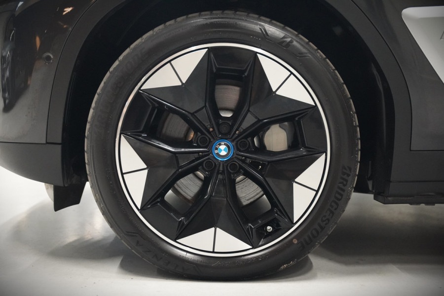 BMW iX3 High Executive 80 kWh | Panoramadak | Harman Kardon | Stoelverwarming | Adaptive Cruise Control | Head-Up Display | Memory Seat | 360 Camera | Ambiance Verlichting | Adaptief Onderstel | Adaptive LED | Trekhaak |