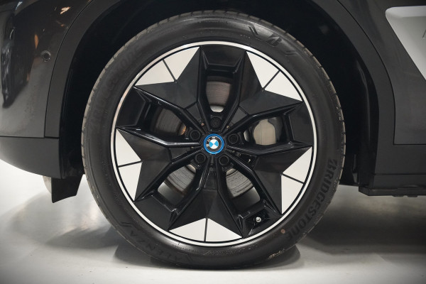 BMW iX3 High Executive 80 kWh | Panoramadak | Harman Kardon | Stoelverwarming | Adaptive Cruise Control | Head-Up Display | Memory Seat | 360 Camera | Ambiance Verlichting | Adaptief Onderstel | Adaptive LED | Trekhaak |