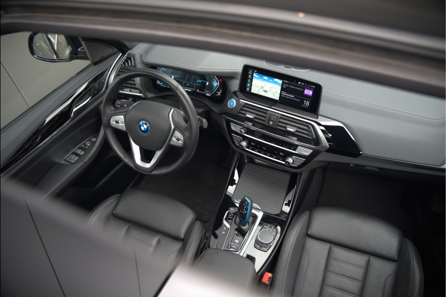 BMW iX3 High Executive 80 kWh | Panoramadak | Harman Kardon | Stoelverwarming | Adaptive Cruise Control | Head-Up Display | Memory Seat | 360 Camera | Ambiance Verlichting | Adaptief Onderstel | Adaptive LED | Trekhaak |