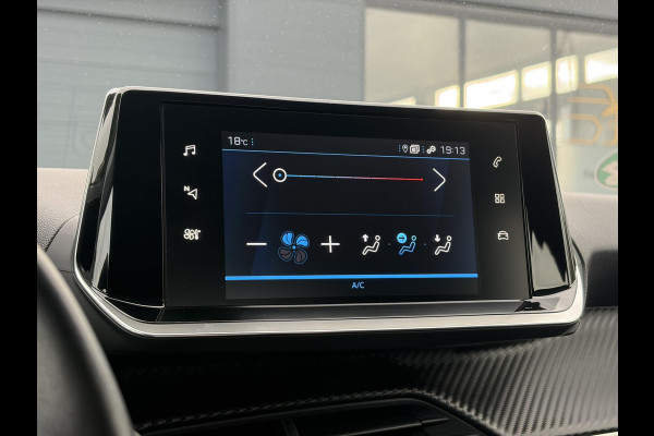 Peugeot 208 1.2 PureTech Blue Lease Active ✓102pk✓2e Eigenaar✓Trekhaak✓Navi✓Carplay✓6 Bak✓Dealer Onderhouden✓Lm velgen✓Rijstrooksensor✓Pdc✓N.A.P✓Clima✓Cruise✓Weinig km✓Apk tot 09-2027