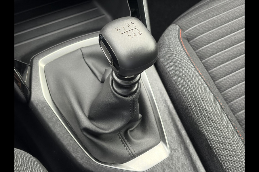 Peugeot 208 1.2 PureTech Blue Lease Active ✓102pk✓2e Eigenaar✓Trekhaak✓Navi✓Carplay✓6 Bak✓Dealer Onderhouden✓Lm velgen✓Rijstrooksensor✓Pdc✓N.A.P✓Clima✓Cruise✓Weinig km✓Apk tot 09-2027