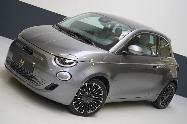 Fiat 500E La Prima 42 kWh | SoH 98,4% | Stoelverwarming | Navigatie | Leder | Lm velgen | All-seasonbanden