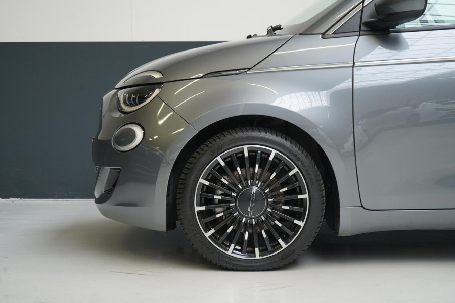 Fiat 500E La Prima 42 kWh | SoH 98,4% | Stoelverwarming | Navigatie | Leder | Lm velgen | All-seasonbanden