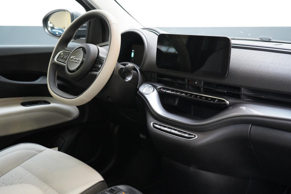 Fiat 500E La Prima 42 kWh | SoH 98,4% | Stoelverwarming | Navigatie | Leder | Lm velgen | All-seasonbanden