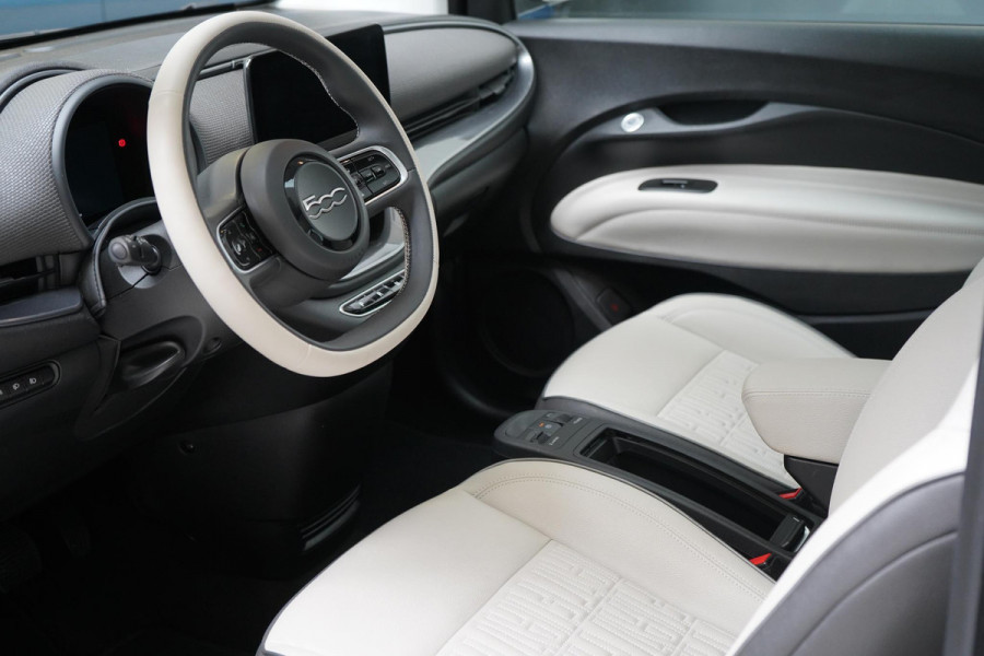 Fiat 500E La Prima 42 kWh | SoH 98,4% | Stoelverwarming | Navigatie | Leder | Lm velgen | All-seasonbanden