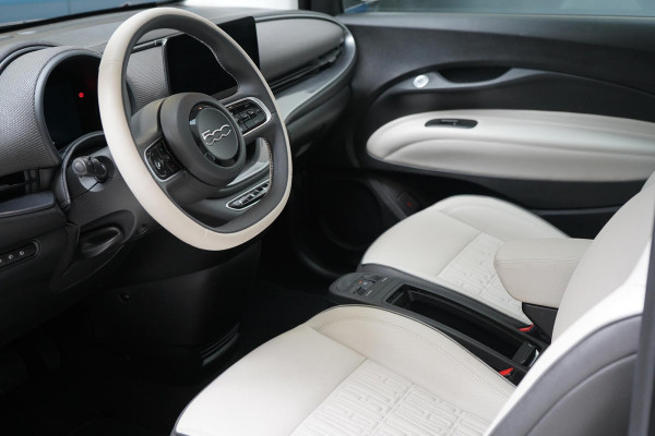 Fiat 500E La Prima 42 kWh | SoH 98,4% | Stoelverwarming | Navigatie | Leder | Lm velgen | All-seasonbanden