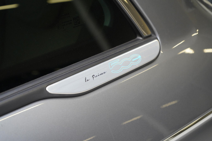 Fiat 500E La Prima 42 kWh | SoH 98,4% | Stoelverwarming | Navigatie | Leder | Lm velgen | All-seasonbanden