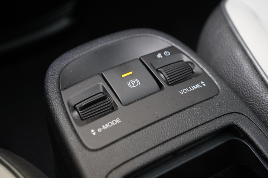 Fiat 500E La Prima 42 kWh | SoH 98,4% | Stoelverwarming | Navigatie | Leder | Lm velgen | All-seasonbanden