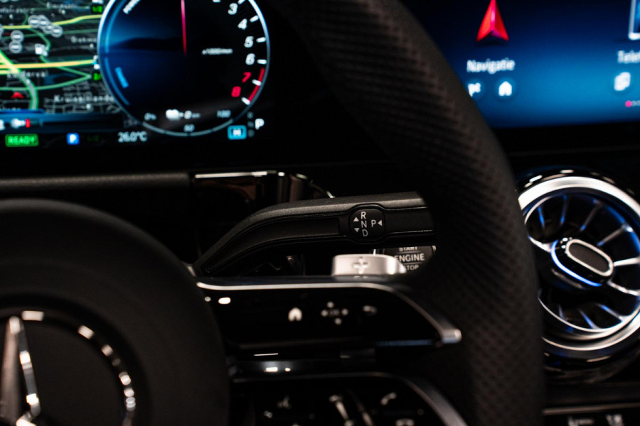 Mercedes-Benz GLA 250 e Business Solution AMG *Burmester / Panorama / HUD / Keyless / Surround-view*