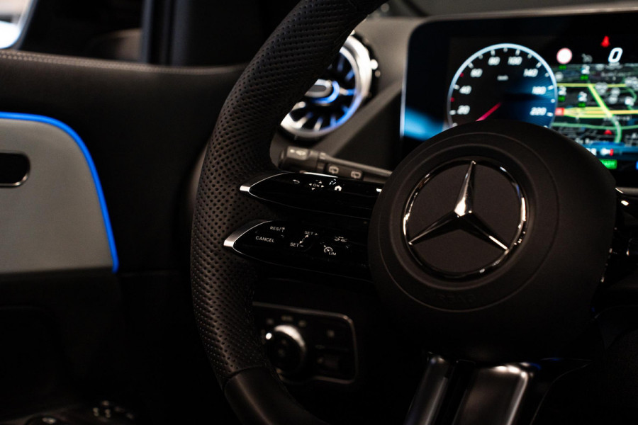 Mercedes-Benz GLA 250 e Business Solution AMG *Burmester / Panorama / HUD / Keyless / Surround-view*