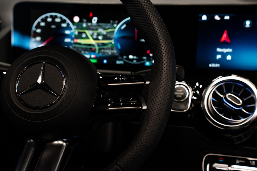 Mercedes-Benz GLA 250 e Business Solution AMG *Burmester / Panorama / HUD / Keyless / Surround-view*