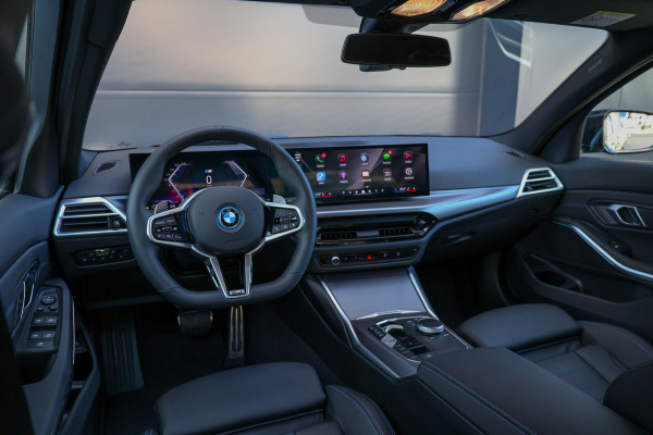 BMW 3-serie 330e | BTW | M-SPORT | ACC | HUD | 360 | MEMORY | KEYLESS | ELEK KOFFERKLEP |