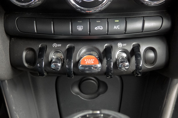 MINI 5-deurs 1.5 One | Parkeersensoren | Airco | Bluetooth | Lichtmetalen velgen
