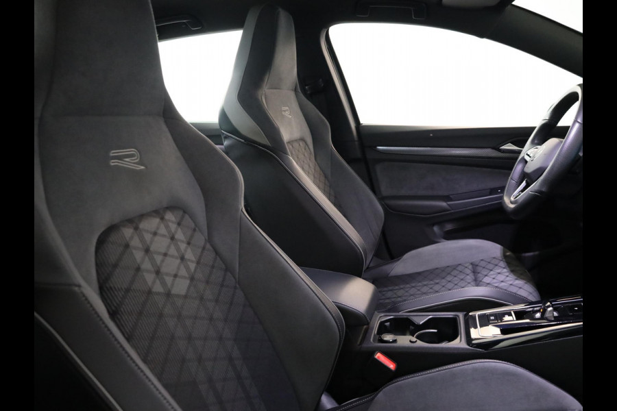 Volkswagen Golf 1.5 eTSI R-Line 130 pk Automaat (DSG) | Private lease vanaf €587 | Navigatie via App | Parkeersensoren | Autom. airco | Apple Carplay/Android Auto | R-Line |