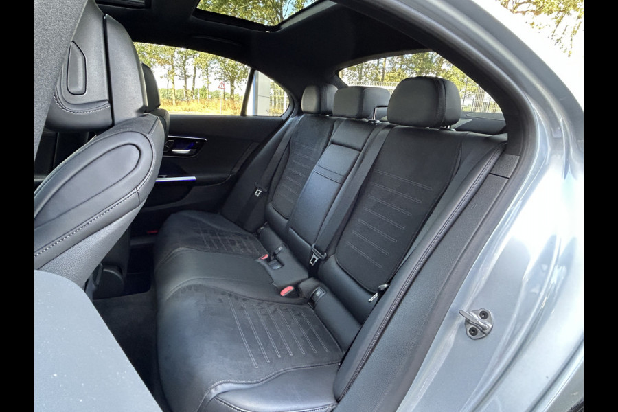 Mercedes-Benz C-Klasse 300 AMG 259pk // Panoramadak // Burmester 3D // Distronic // 360 Camera // Digital Light // Sfeerverlichting // Carplay