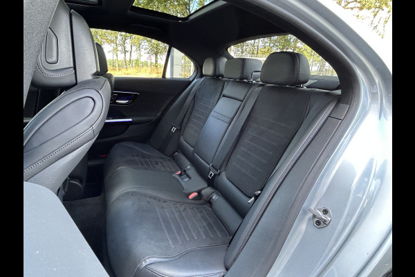 Mercedes-Benz C-Klasse 300 AMG 259pk // Panoramadak // Burmester 3D // Distronic // 360 Camera // Digital Light // Sfeerverlichting // Carplay