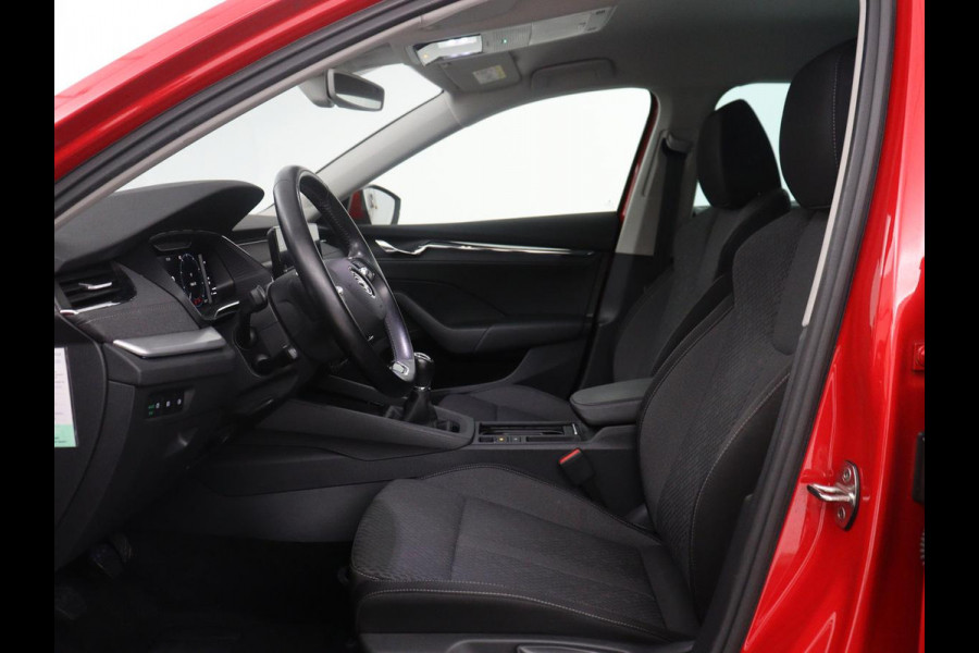 Škoda Octavia Combi 1.5 TSI First Edition | Stoelverwarming | Cruise control | Carplay | Sfeerverlichting | Camera | Parkassist | Climate control | Virtueel dashboard | Elektrische achterklep | 18" velgen