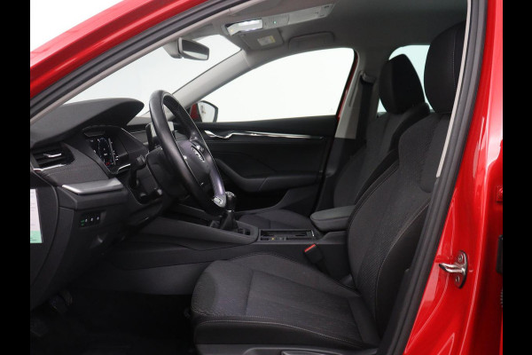 Škoda Octavia Combi 1.5 TSI First Edition | Stoelverwarming | Cruise control | Carplay | Sfeerverlichting | Camera | Parkassist | Climate control | Virtueel dashboard | Elektrische achterklep | 18" velgen