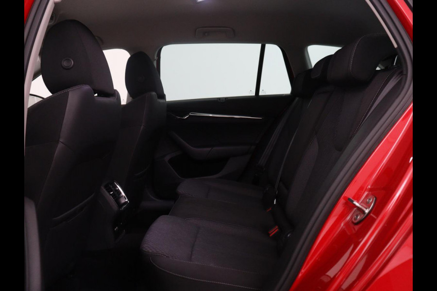 Škoda Octavia Combi 1.5 TSI First Edition | Stoelverwarming | Cruise control | Carplay | Sfeerverlichting | Camera | Parkassist | Climate control | Virtueel dashboard | Elektrische achterklep | 18" velgen