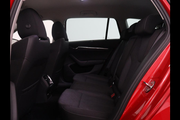 Škoda Octavia Combi 1.5 TSI First Edition | Stoelverwarming | Cruise control | Carplay | Sfeerverlichting | Camera | Parkassist | Climate control | Virtueel dashboard | Elektrische achterklep | 18" velgen