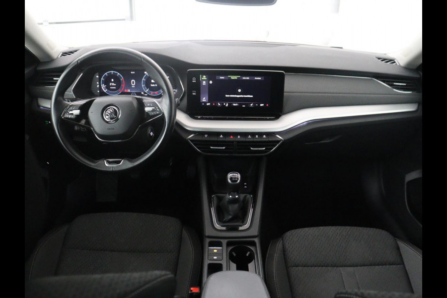 Škoda Octavia Combi 1.5 TSI First Edition | Stoelverwarming | Cruise control | Carplay | Sfeerverlichting | Camera | Parkassist | Climate control | Virtueel dashboard | Elektrische achterklep | 18" velgen
