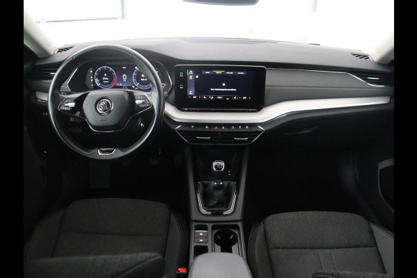 Škoda Octavia Combi 1.5 TSI First Edition | Stoelverwarming | Cruise control | Carplay | Sfeerverlichting | Camera | Parkassist | Climate control | Virtueel dashboard | Elektrische achterklep | 18" velgen