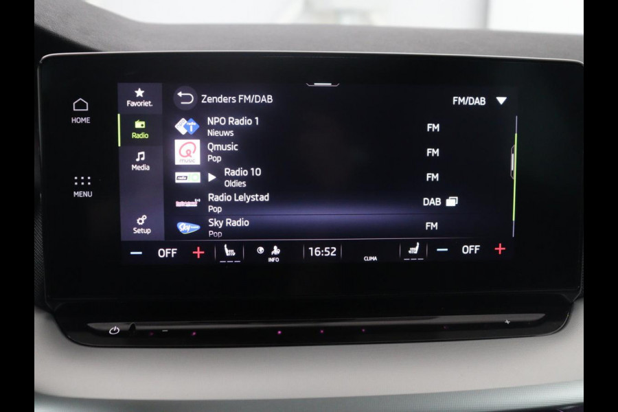 Škoda Octavia Combi 1.5 TSI First Edition | Stoelverwarming | Cruise control | Carplay | Sfeerverlichting | Camera | Parkassist | Climate control | Virtueel dashboard | Elektrische achterklep | 18" velgen
