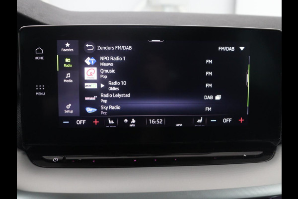 Škoda Octavia Combi 1.5 TSI First Edition | Stoelverwarming | Cruise control | Carplay | Sfeerverlichting | Camera | Parkassist | Climate control | Virtueel dashboard | Elektrische achterklep | 18" velgen