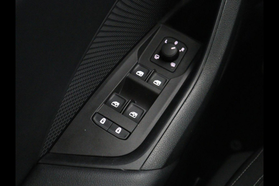 Škoda Octavia Combi 1.5 TSI First Edition | Stoelverwarming | Cruise control | Carplay | Sfeerverlichting | Camera | Parkassist | Climate control | Virtueel dashboard | Elektrische achterklep | 18" velgen