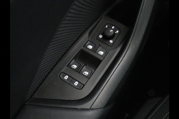 Škoda Octavia Combi 1.5 TSI First Edition | Stoelverwarming | Cruise control | Carplay | Sfeerverlichting | Camera | Parkassist | Climate control | Virtueel dashboard | Elektrische achterklep | 18" velgen