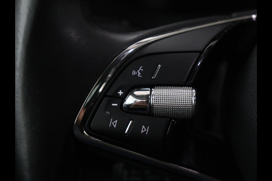 Škoda Octavia Combi 1.5 TSI First Edition | Stoelverwarming | Cruise control | Carplay | Sfeerverlichting | Camera | Parkassist | Climate control | Virtueel dashboard | Elektrische achterklep | 18" velgen