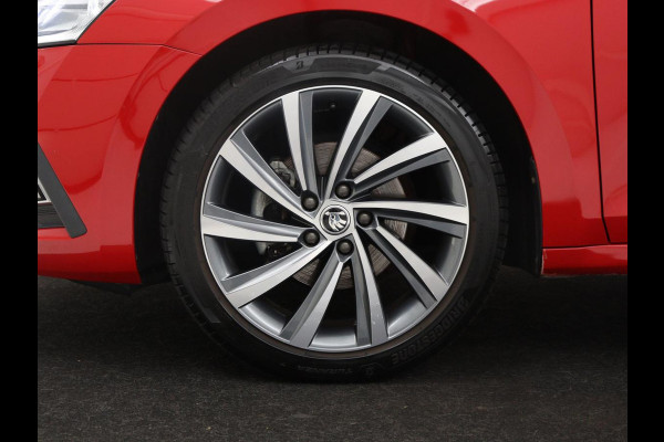 Škoda Octavia Combi 1.5 TSI First Edition | Stoelverwarming | Cruise control | Carplay | Sfeerverlichting | Camera | Parkassist | Climate control | Virtueel dashboard | Elektrische achterklep | 18" velgen