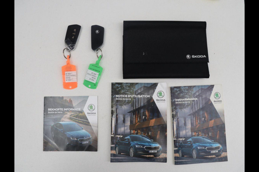 Škoda Octavia Combi 1.5 TSI First Edition | Stoelverwarming | Cruise control | Carplay | Sfeerverlichting | Camera | Parkassist | Climate control | Virtueel dashboard | Elektrische achterklep | 18" velgen