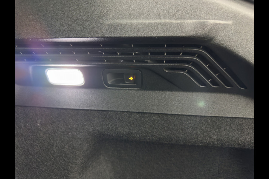Volkswagen ID.5 Pro Business 77 kWh [3-Fase-11kW] {SoH-93%} (INCL-BTW) *HEATPUMP | LEATHER-ALCANTARA | FULL-LED | ADAPTIVE-CRUISE |  DIGI-COCKPIT | HEATED-COMFORTSEATS | KEYLESS | DAB+ | AMBIENTLIGHT | NAVI-FULLMAP | CAMERA | TOWBAR | HEAD-UP | 19''AL