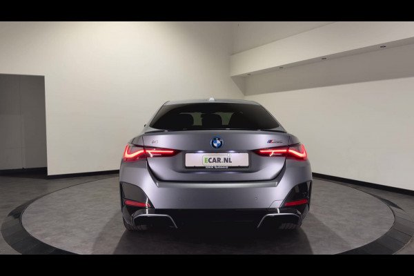 BMW i4 M50 84 kWh M Sport Pro | SOH 97,6% | el. Schuif/kanteldak | el. stoelen met memory | HUD | Unieke kleur