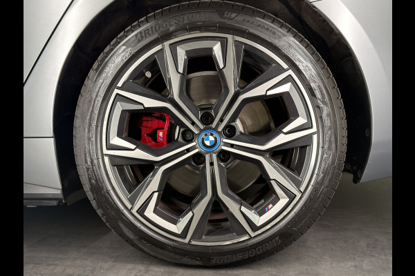 BMW i4 M50 84 kWh M Sport Pro | SOH 97,6% | el. Schuif/kanteldak | el. stoelen met memory | HUD | Unieke kleur