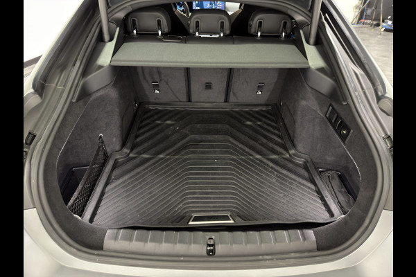 BMW i4 M50 84 kWh M Sport Pro | SOH 97,6% | el. Schuif/kanteldak | el. stoelen met memory | HUD | Unieke kleur