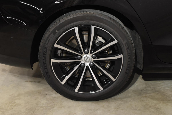 Volvo V60 T8 455PK Automaat Plug-in hybrid AWD Plus Dark / 360 Camera / Harman Kardon / Head-up display / Panorama schuifdak / Stoel- en stuurverwarming / Trekhaak / Elektrische stoelen met geheugen
