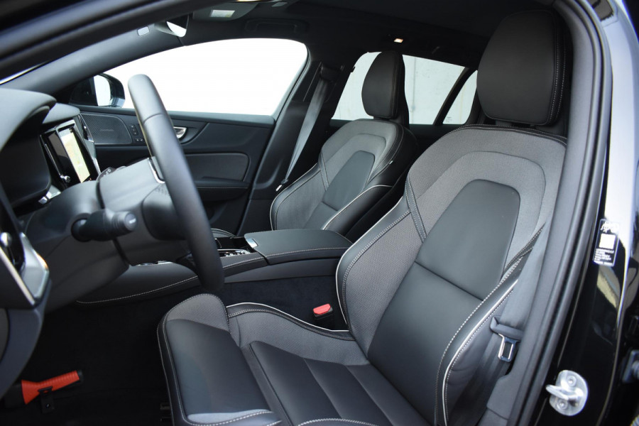 Volvo V60 T8 455PK Automaat Plug-in hybrid AWD Plus Dark / 360 Camera / Harman Kardon / Head-up display / Panorama schuifdak / Stoel- en stuurverwarming / Trekhaak / Elektrische stoelen met geheugen