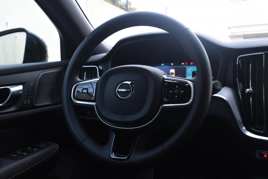Volvo V60 T8 455PK Automaat Plug-in hybrid AWD Plus Dark / 360 Camera / Harman Kardon / Head-up display / Panorama schuifdak / Stoel- en stuurverwarming / Trekhaak / Elektrische stoelen met geheugen