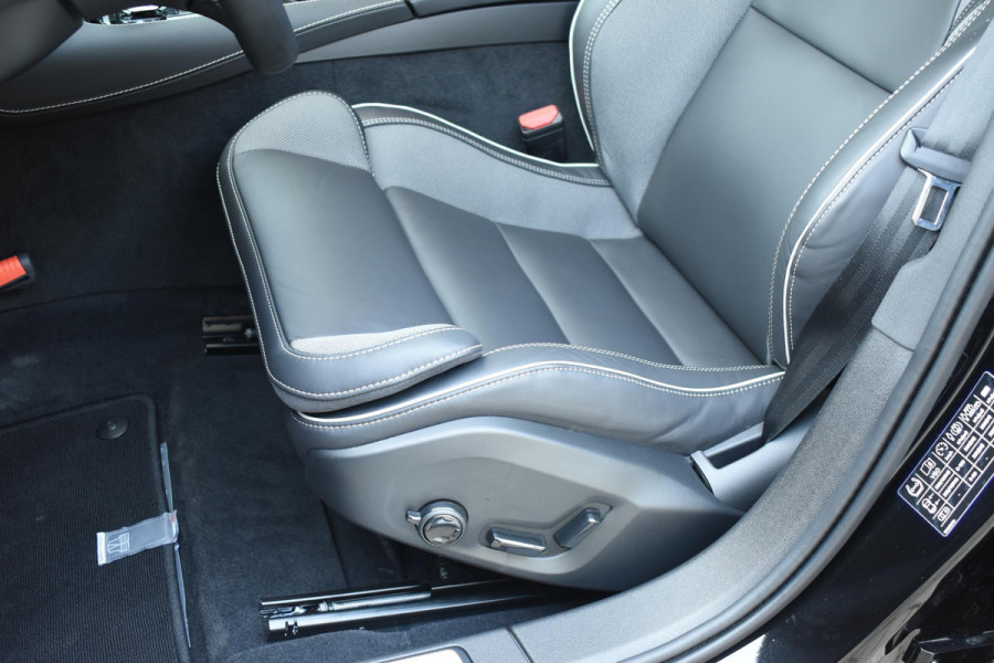 Volvo V60 T8 455PK Automaat Plug-in hybrid AWD Plus Dark / 360 Camera / Harman Kardon / Head-up display / Panorama schuifdak / Stoel- en stuurverwarming / Trekhaak / Elektrische stoelen met geheugen