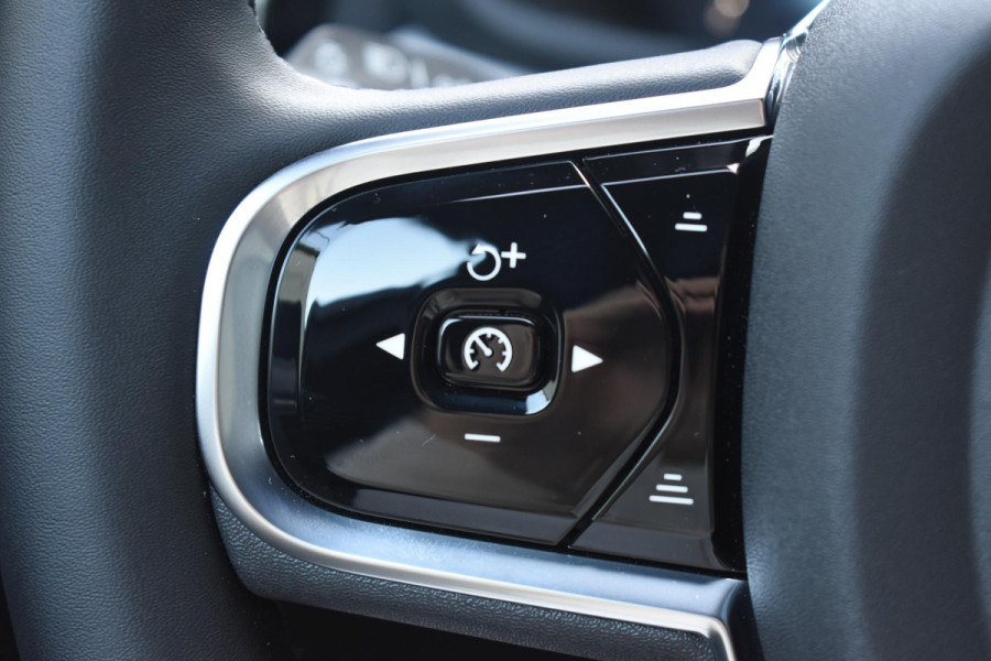 Volvo V60 T8 455PK Automaat Plug-in hybrid AWD Plus Dark / 360 Camera / Harman Kardon / Head-up display / Panorama schuifdak / Stoel- en stuurverwarming / Trekhaak / Elektrische stoelen met geheugen