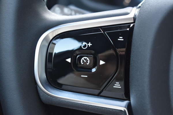 Volvo V60 T8 455PK Automaat Plug-in hybrid AWD Plus Dark / 360 Camera / Harman Kardon / Head-up display / Panorama schuifdak / Stoel- en stuurverwarming / Trekhaak / Elektrische stoelen met geheugen