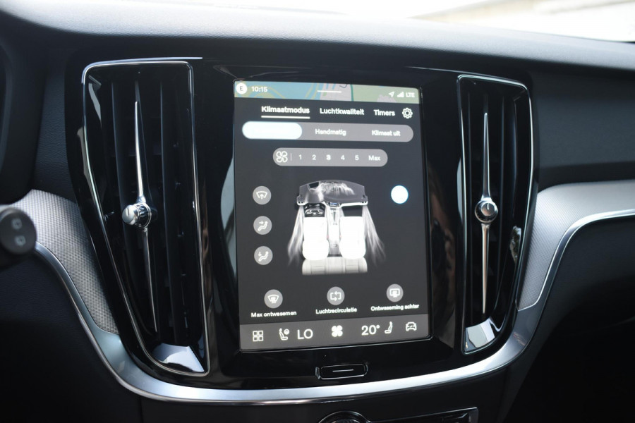 Volvo V60 T8 455PK Automaat Plug-in hybrid AWD Plus Dark / 360 Camera / Harman Kardon / Head-up display / Panorama schuifdak / Stoel- en stuurverwarming / Trekhaak / Elektrische stoelen met geheugen