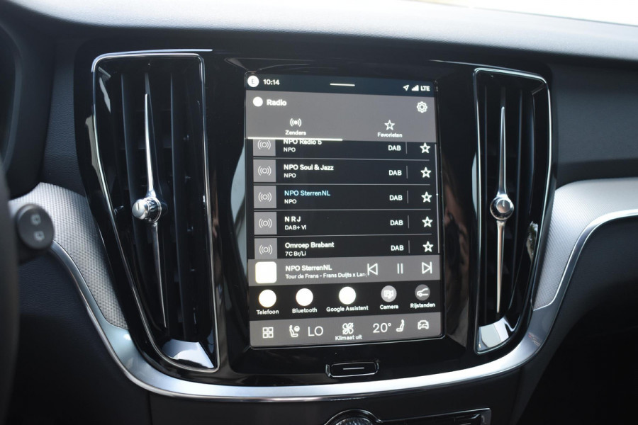 Volvo V60 T8 455PK Automaat Plug-in hybrid AWD Plus Dark / 360 Camera / Harman Kardon / Head-up display / Panorama schuifdak / Stoel- en stuurverwarming / Trekhaak / Elektrische stoelen met geheugen