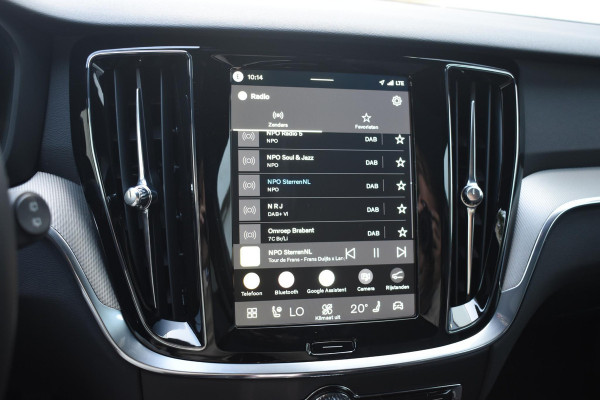 Volvo V60 T8 455PK Automaat Plug-in hybrid AWD Plus Dark / 360 Camera / Harman Kardon / Head-up display / Panorama schuifdak / Stoel- en stuurverwarming / Trekhaak / Elektrische stoelen met geheugen