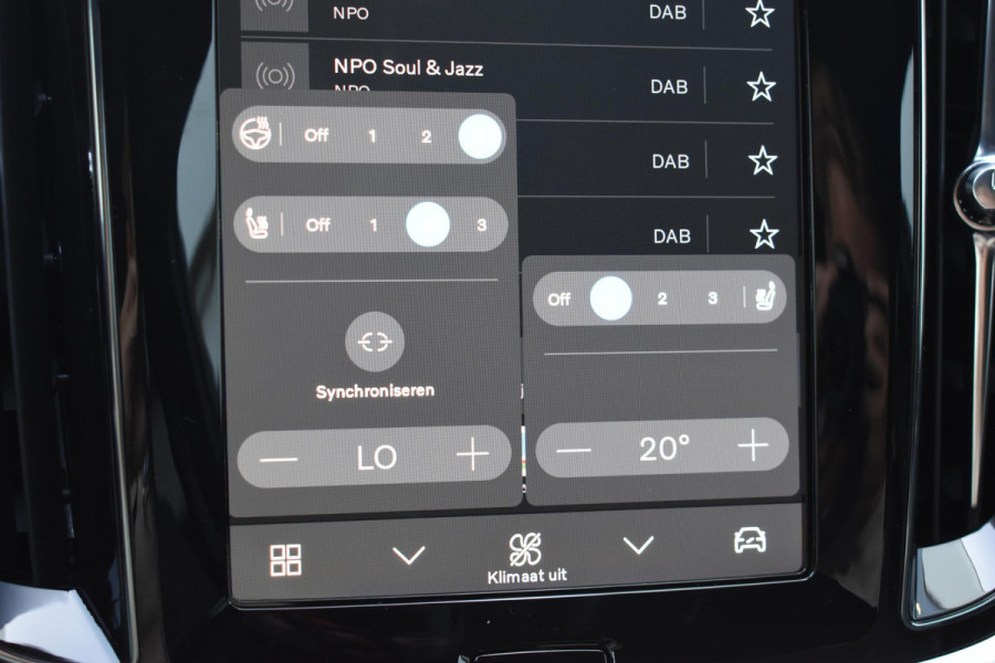 Volvo V60 T8 455PK Automaat Plug-in hybrid AWD Plus Dark / 360 Camera / Harman Kardon / Head-up display / Panorama schuifdak / Stoel- en stuurverwarming / Trekhaak / Elektrische stoelen met geheugen